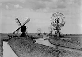Kokermühle (links) und Windrotoren - genutzt als Schöpfmühlen