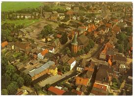 1980 Luftbild aus südlicher Richtung auf die Innenstadt von Wilster
