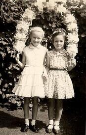 1957 Kindergilde in Wilster; Traute Lucht und Ingrid Boysen unter einem bunten Papier-Reif