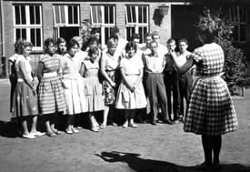 09.07.1959 damalige Abschlussklasse 10A der Mittelschule Wilster beim Singewettstreit
