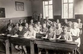 1950 Klasse und Schüler der Schule Honigfleth in der Gemeinde Stördorf in der Wilstermarsch