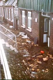 Blick von der Deichkappe in St. Margarethen auf wasserseitig von ihr stehende Häuser, die bei der Sturmflut am 03.01.1976 erheblich beschädigt wurden