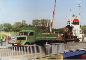 2005 Transport eines alten Schiffsmotors mit historischen Fahrzeugen von Wilster nach Burg