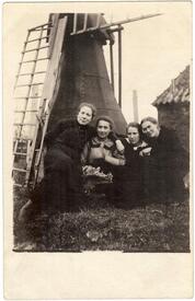 1932 Wilstermarsch Windmühle - kleiner Erdholländer, junge Frauen
