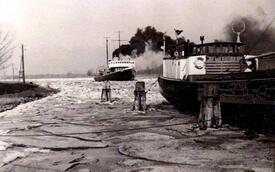 1963 Eisbrecher WAL im Nord- Ostsee Kanal im Eiswinter 1962/63 an der Burger Fähre