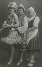 1926 Junge Damen aus der Wilstermarsch beim Kostümfest