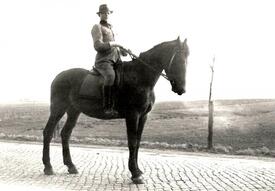ca. 1950 Reiter auf der Bundesstraße 5 vor dem Hof Dibbern in Honigfleth