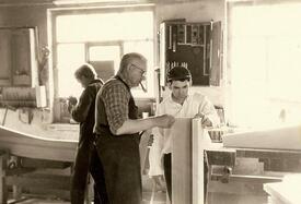 ca. 1961 Heinrich von Holdt und der spanische Tischler Joaquin Guzmann in der Werkstätte
