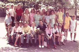 1970 Lehrerin Else Madré am Tage ihrer Verabschiedung mit ihrer letzten Klasse, der damaligen 5a, an der Realschule Wilster
