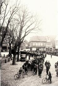 1938 berittene Militärkolonne auf dem Marktplatz in Wilster