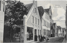 1908 Rathausstraße in der Stadt Wilster - Geschäftshäuser und Palais Doos (Neues Rathaus)