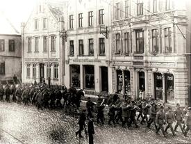 1916 Zeit des I. Weltkrieges - marschierende Soldaten am Markt in Wilster