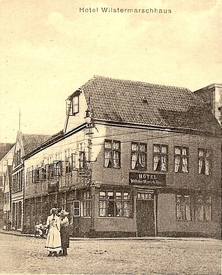 1910 Ecke Deichstraße - Op de Göten, Altes Rathaus, Bauernhaus an der Straße Hinter der Stadt in der Stadt Wilster