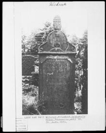 Grabstele Oesau auf dem Friedhof in Wilster