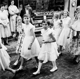 1957 Umzug der Kindergilde in der Deichstraße in Wilster