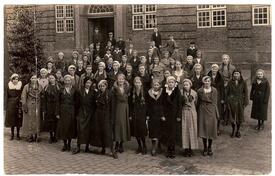 1930 Wilster -  Konfirmandinnen vor der St. Bartholomäus Kirche
