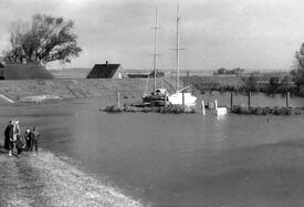 1967 Überflutetes Vorland am Kasenort an der Stör - Liegeplatz der Segler derSeglervereinigung Wilster SVW