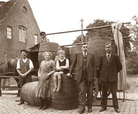 1937 1937 Weinfest in Wilster - Anlieferung der Weinfässer