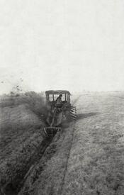1958 Gewässerunterhaltung - Aufreingen von Grüppen und Gräben mit einer Grabenfräse