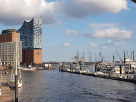 07.09.2020 Viermastbark PEKING erreicht im Hafen Hamburg ihren Liegeplatz direkt gegenüber der Elbphilharmonie am Kleinen Grasbrook.