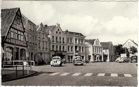 1959 Marktplatz Westseite in der Stadt Wilster