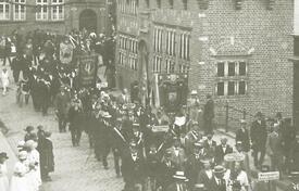 1922 Festumzug auf der Marktstraße, der späteren Op de Göten in der Stadt Wilster