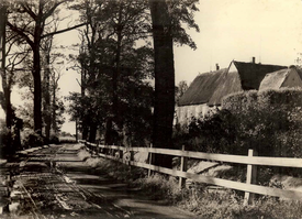 1925 Bauernhaus und Weg nach Kasenort an der Wilsterau in Bischof, Gemeinde Landrecht in der Wilstermarsch