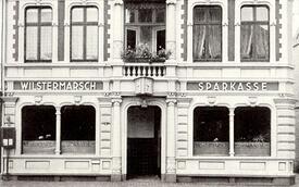 1955 Wilstermarsch Sparkasse am Markt in der Stadt Wilster