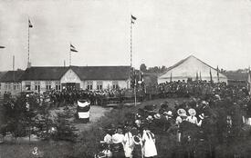 1912 Festredner und zahlreiche Gäste aus Anlaß der Einweihung der Schießhalle des Schützenvereins Wilster in Rumfleth