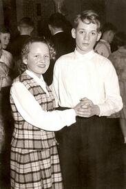 1957 Anita Pufahl und Peter von Holdt beim Abschlussball der Tanzschule Zeppelin auf dem Saal des Gasthofes Zur Linde in Wilster