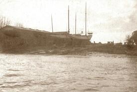 1903 Segeljachten auf dem Helgen der Junge-Werft in Wewelsfleth an der Stör