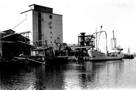 1962 Küstenmotorschiff Hein Oltmann im Hafen Beidenfleth