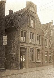 1912 Schmiedestraße in Wilster mit dem Geschäftshaus des Fotografen Friedrich Schlüter