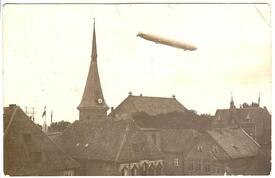 1912 Zeppelin Luftschiff LZ 13 HANSA über der Stadt Wilster