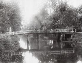 1898 Brücke über die Wilsterau in Rumfleth - Fischen mit einem Senknetz