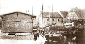 1903 Wilsteraner Hafen am Rosengarten,  Fracht-Ewer und Laderschuppen