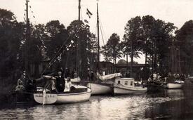 1926 Sportboote auf der Wilsterau am Brook in der Stadt Wilster