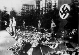  Am 15. Juni 1944 wurde die Stadt Wilster bombardiert - Aufbahrung der Opfer in der Turnhalle