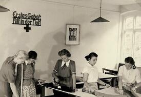 1952 Nähstube Jugend-Rot-Kreuz Mittelschule Wilster - Aktivitäten der Schülerinnen
