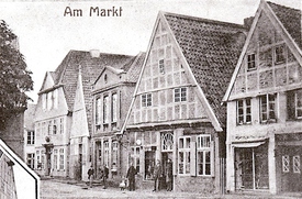 Häuserzeile am Markt und Einmündung Kohlmarktstraße in der Stadt Wilster