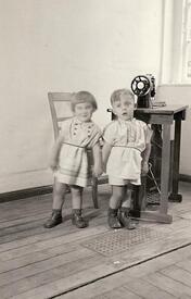 1953 Gefertigte Kinderkleidung durch die Nähstube Jugend-Rot-Kreuz Mittelschule Wilster