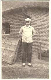  1935 Meierist aus der Wilstermarsch in typischer Arbeitskleidung