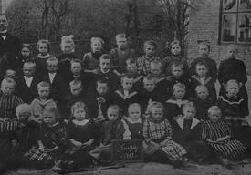 1913 Neuendorf-Sachsenbande, Lehrer und Schüler der Dorfschule Averfleth
