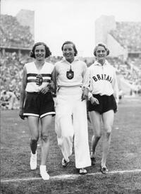 Elfriede Kaun * 05.10.1914 Büttel, + 05.03.2008 Kiel - Gewinnerrin der Bronzemedaille im Hochsprung bei den Olympischen Spielen 1936, mit ihren beiden Hauptkonkurrentinnen  Ibolya Csák (Ungarn) und Dorothy Odam (Großbritannien)