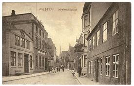 1916 unterer Kohlmarkt, Polizist mit Pickelhelm in der Stadt Wilster
