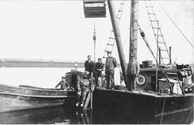 1907 - 1914 Arbeitsschiff mit Taucher bei Arbeiten zur Verbreiterung des Kaiser-Wilhelm-Kanals