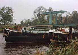 1990 Binnenschiffe SELENE und ERNA KRUSE bei der Klappbrücke Heiligenstedten