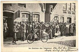 1919 Wilster im Zeichen der Tabaknot - anstehende Menschen vor dem Tabakwaren Geschäft Fr. Siebcke in der Straße Landrecht