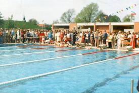 1980 Einweihung des Schwimmbads in Brokdorf
