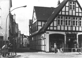 1974 Blick vom Markt in die Deichstraße in der Stadt Wilster